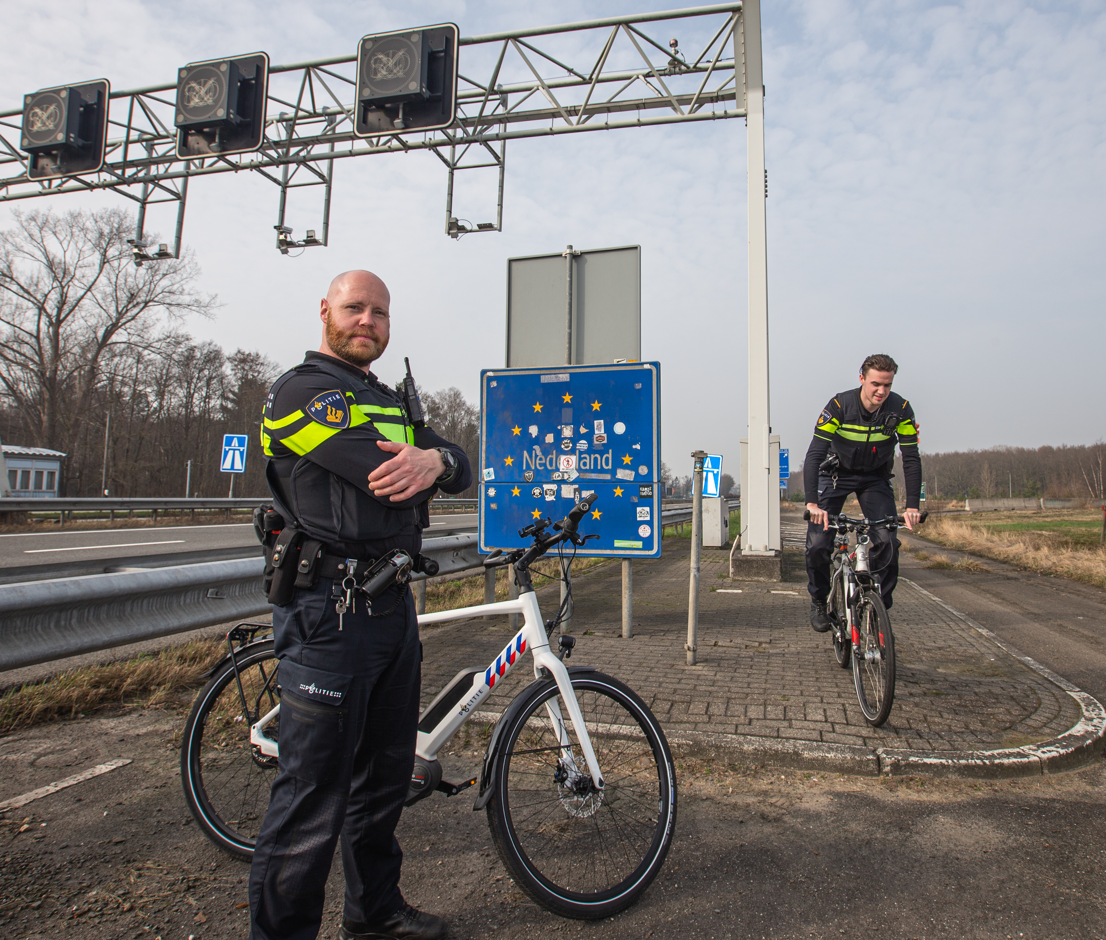 Politie-agenten op de fiets naast snelweg A12 bij Duits-Nederlandse grens (foto Politie Oost-Nederland)
