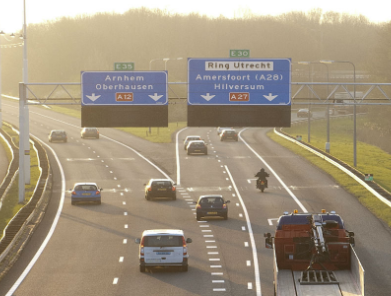 Snelweg A12 met auto's, bord A12 Arnhem Oberhausen