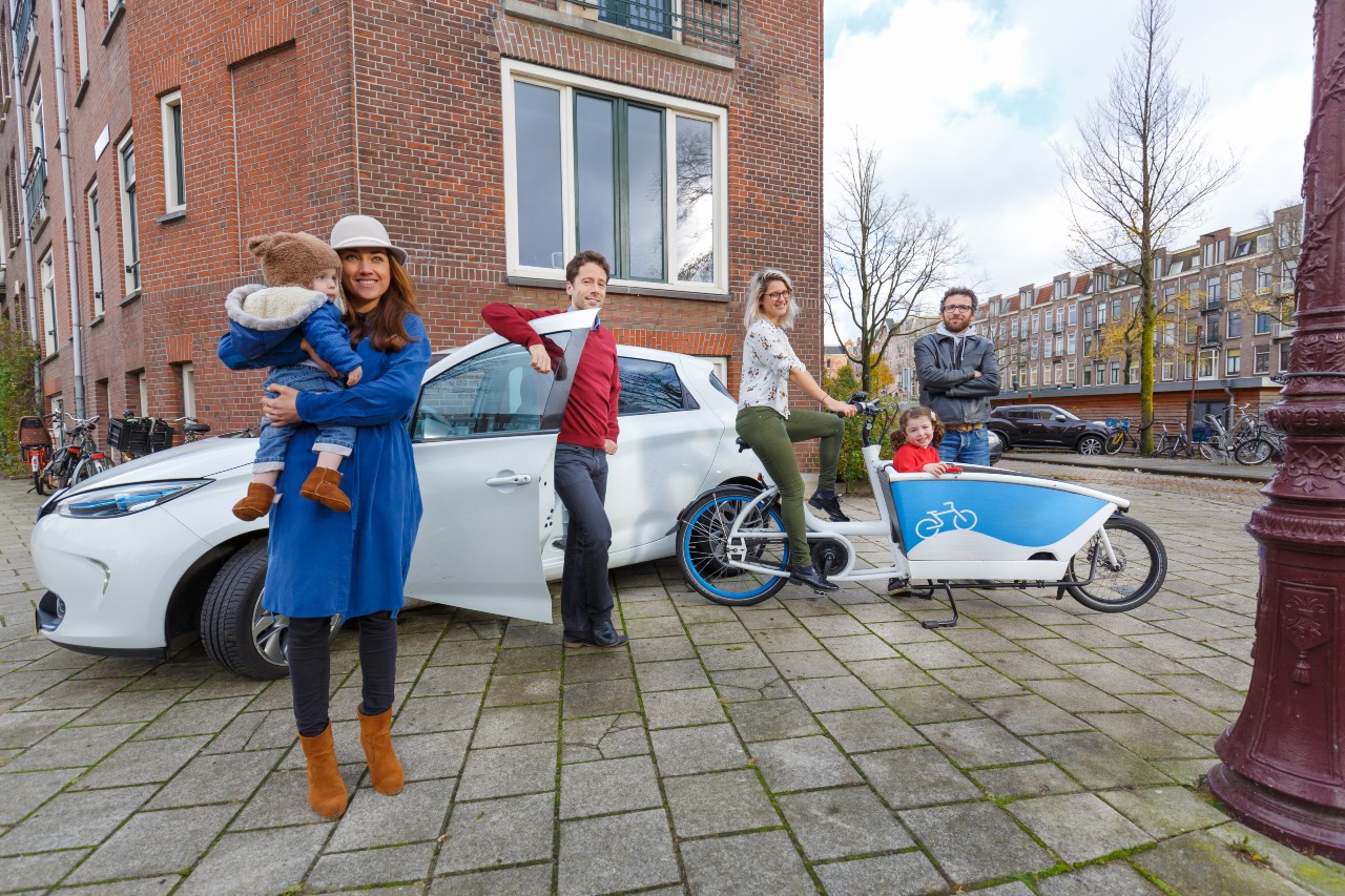 Deelauto en bakfiets, gezin er naast