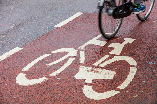 Fietspad met fietstekening en achterwiel fietser