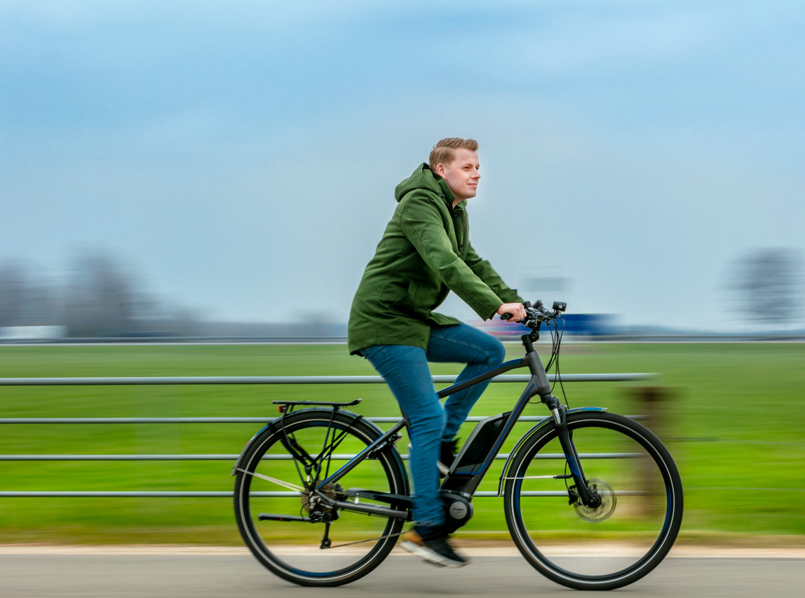Snelle fietser op fietspad in De Liemers