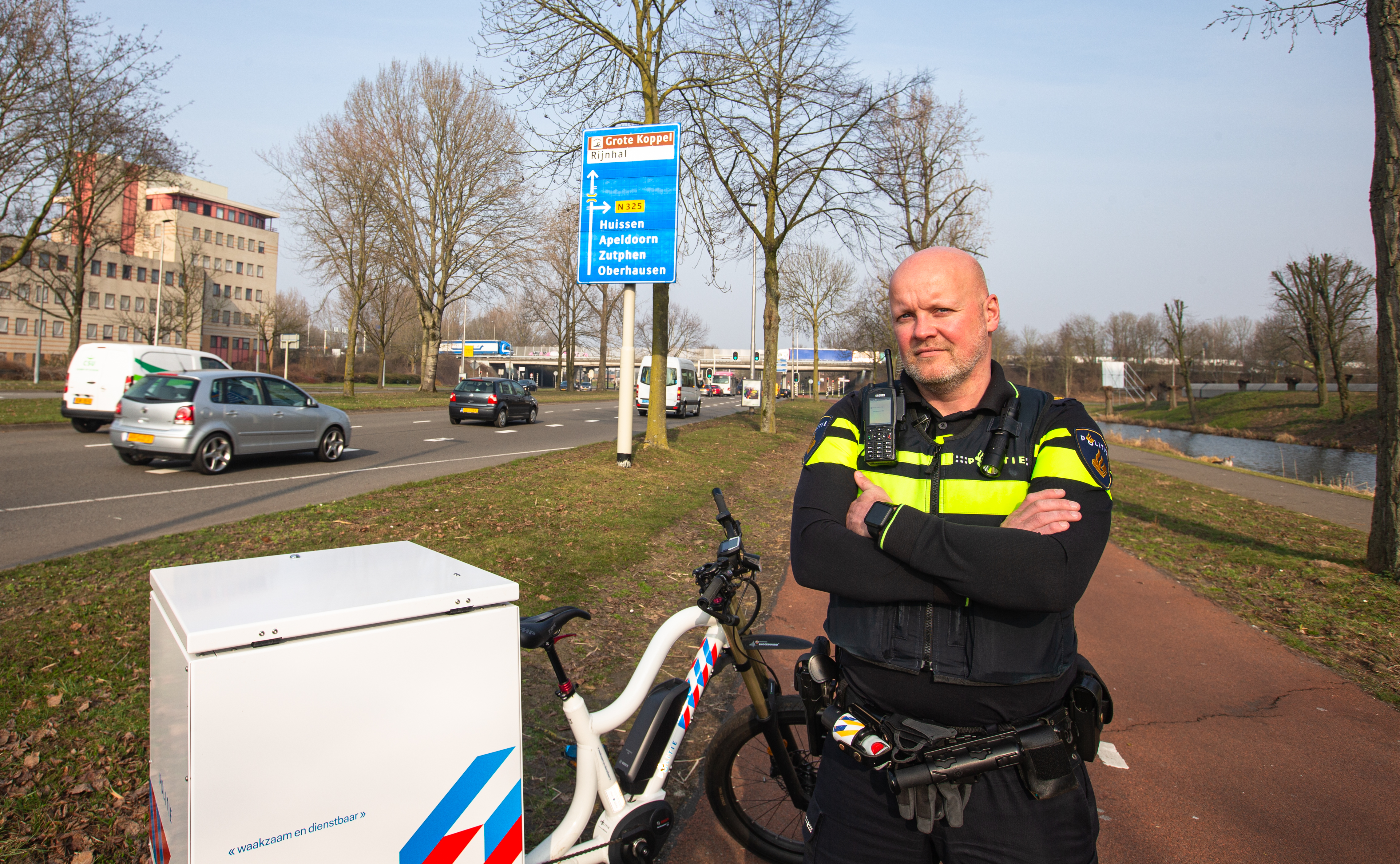 Politie-agent naast bakfiets (foto Politie Oost-Nederland)