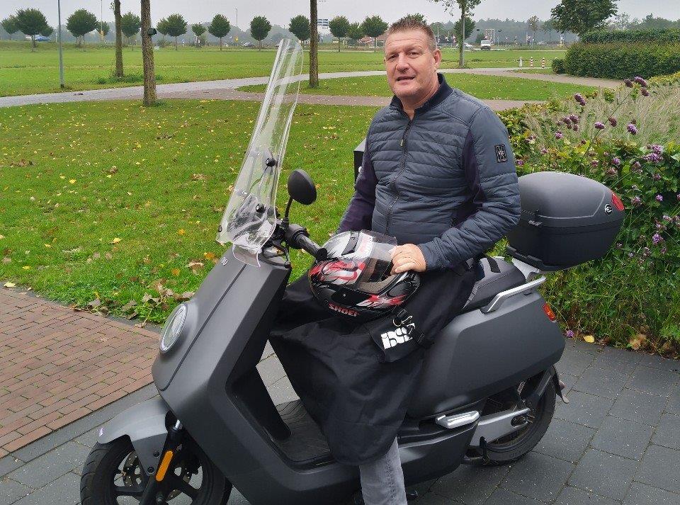 Henco Lassche gaat op scooter naar zijn werk