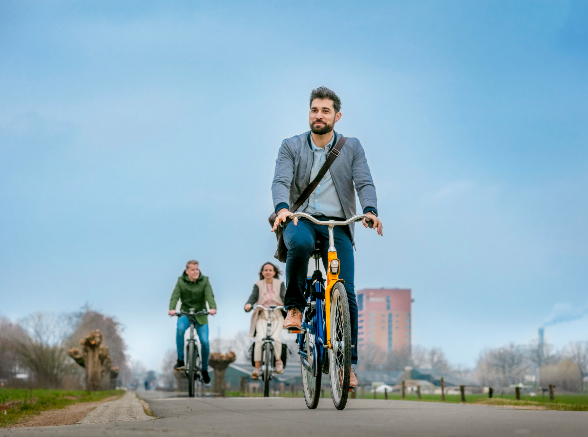 Man op OV-fiets op fietspad aan de rand van Duiven