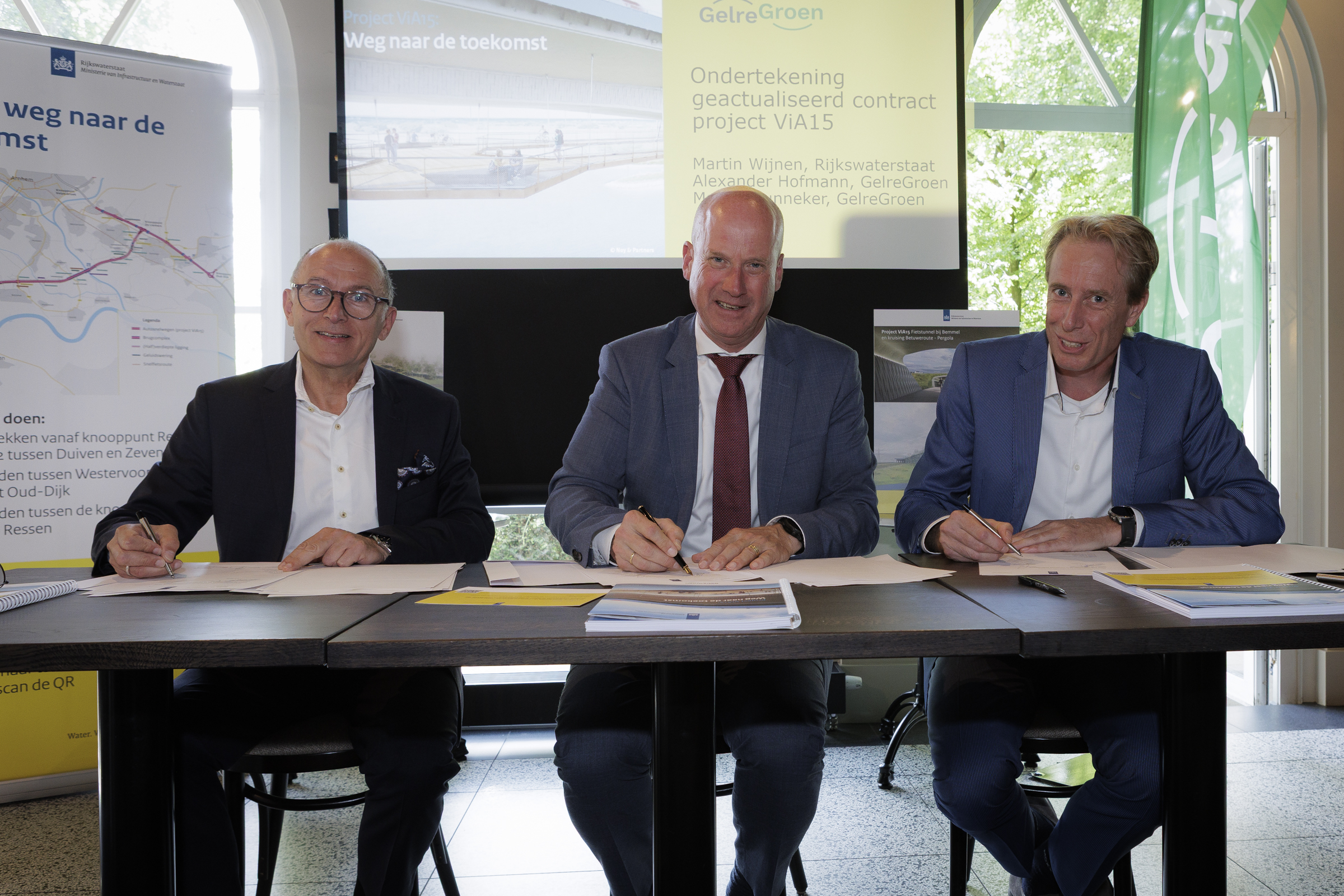 Tineke Krijt Fotografie. Van rechts naar links: Alexander Hofmann, algemeen directeur HOCHTIEF PPP Transport Westeuropa GmbH Martin Wijnen, directeur-generaal Rijkswaterstaat Martijn Lunneker, directeur John Laing