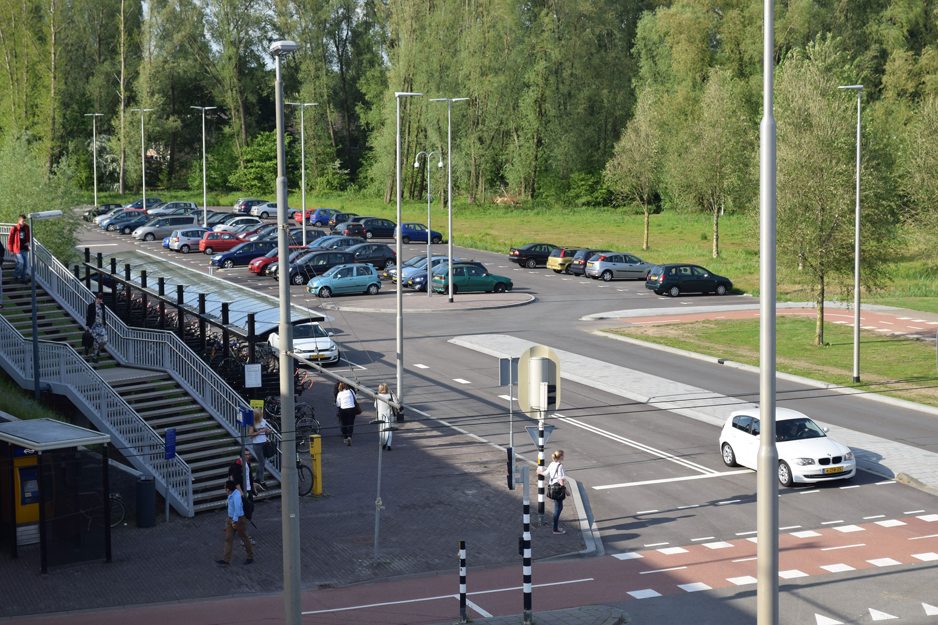 P+R en carpoolplaats naast station, parkeerplaats met auto's